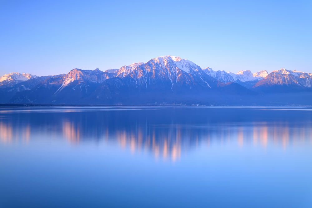 Village et reliefs des Alpes suisses, territoire d’adaptation climatique