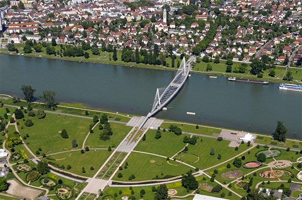 Passerelle transfrontalière entre Strasbourg et Kehl au-dessus du Rhin